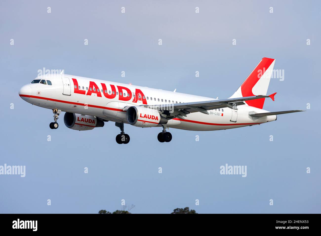Lauda Europe Airbus A320-214 (REG: 9h-LOQ) che opera un volo Ryanair. Foto Stock