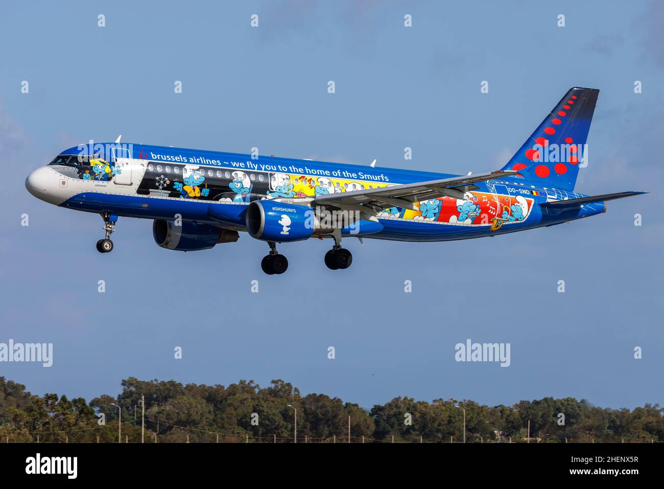Brussels Airlines Airbus A320-214 (REG: OO-SND) nella livrea "The Smurfs" di Brussels Airlines. Foto Stock