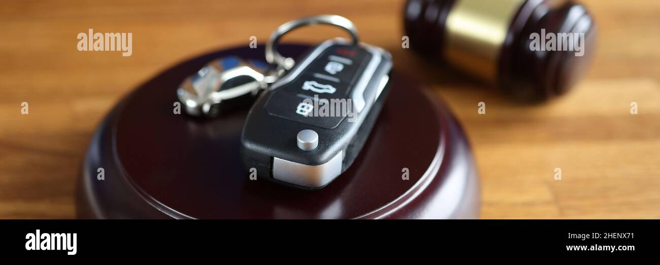 Gavel arbitro e telecomando da auto sul tavolo primo piano Foto Stock