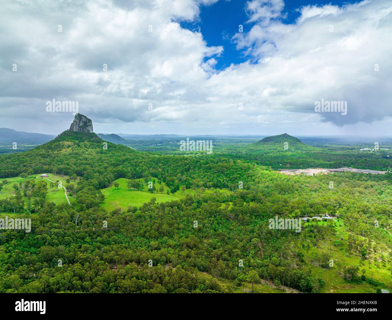 Vista aerea delle Glass House Mountains nella Sunshine Coast. Beerwah, Queensland, Australia Foto Stock