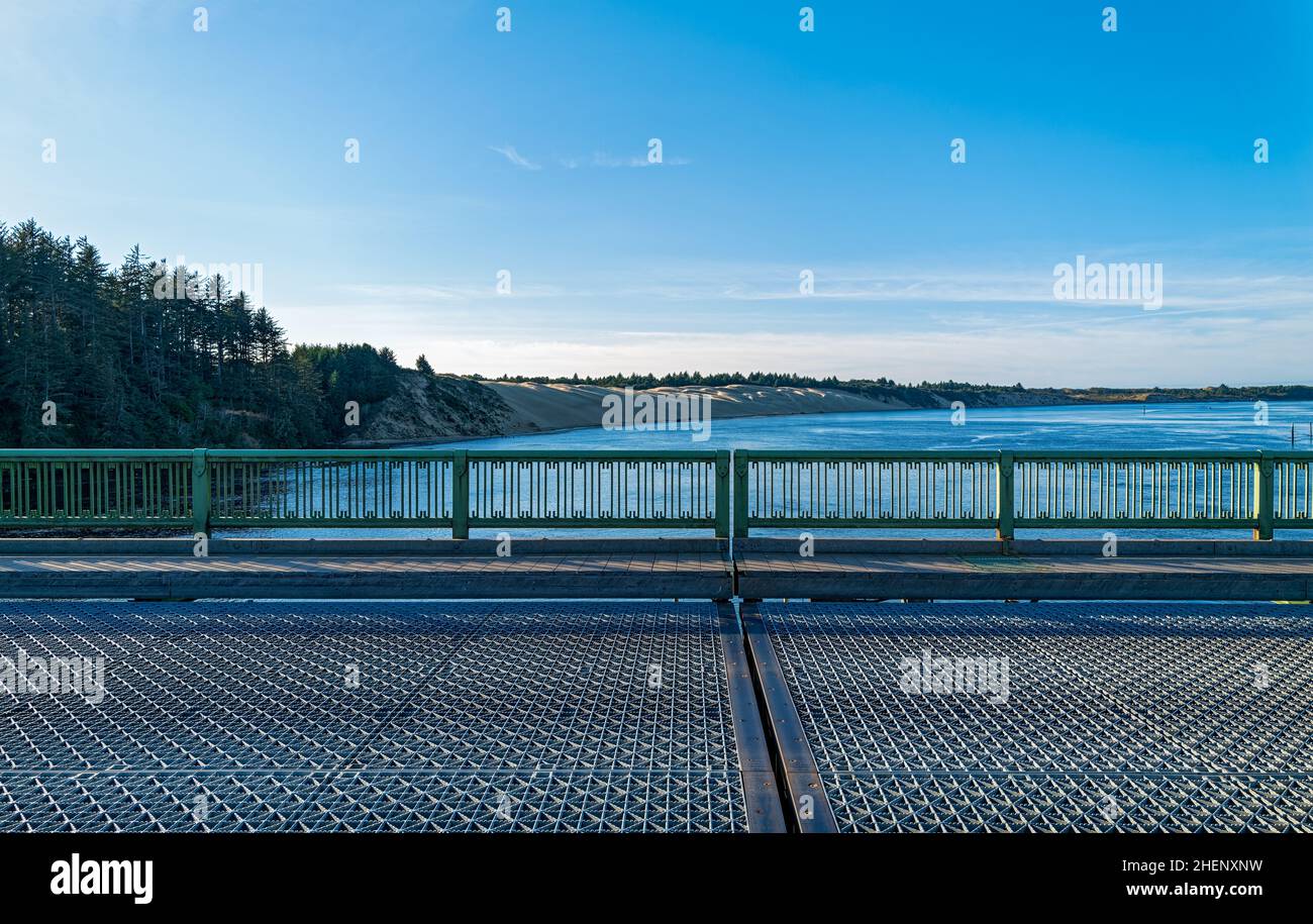 Vista delle dune di sabbia lungo il fiume dal ponte sul fiume Siuslaw a Firenze, Oregon, USA Foto Stock