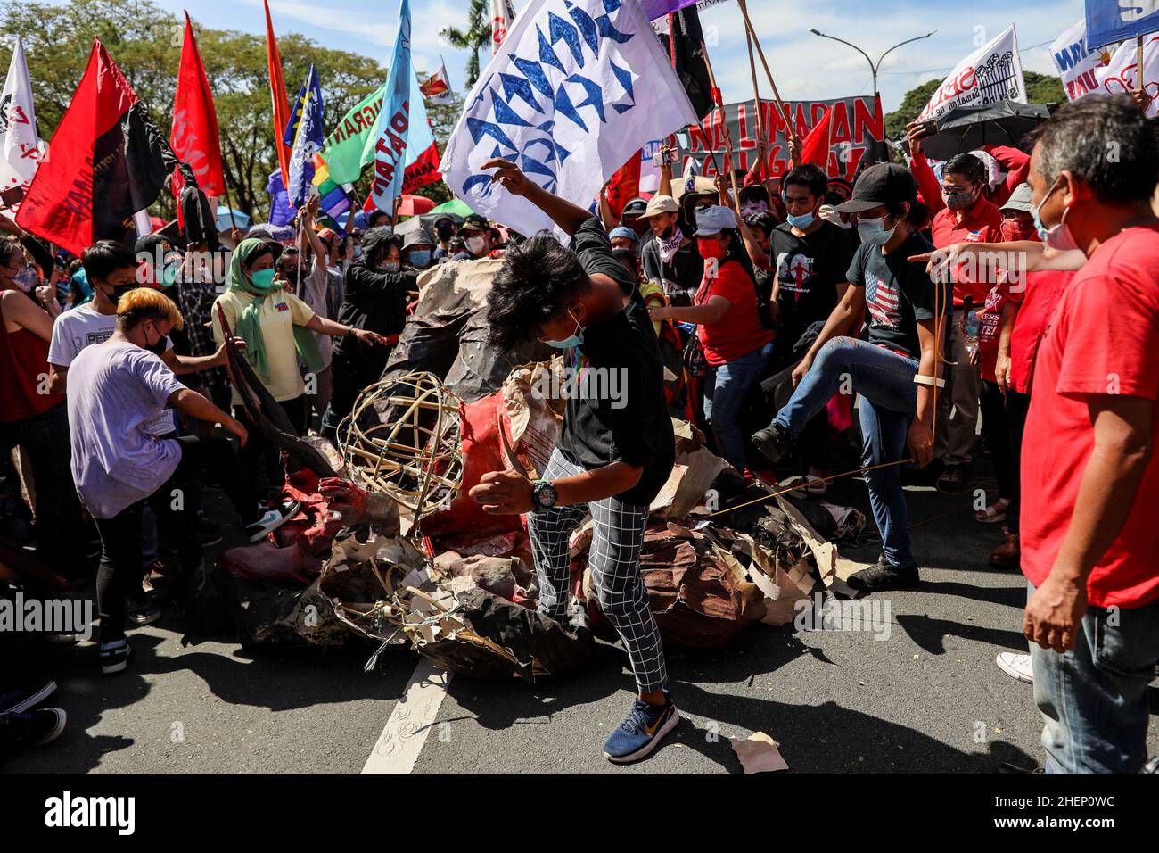 10 dicembre 2021, Manila, Filippine: I manifestanti distruggono un effigie del presidente filippino Rodrigo Duterte durante una protesta per celebrare la Giornata Internazionale dei diritti umani 73rd all'Università delle Filippine a Quezon City, Metro Manila, Filippine il Venerdì. Dicembre 10, 2021. Migliaia di attivisti di vari gruppi si sono schierati contro l'attuazione della controversa legge antiterrorismo e delle presunte violazioni dei diritti umani, tra cui gli attacchi ai lavoratori dei mezzi di comunicazione e presunte uccisioni extragiudiziali nel giro di vite del Presidente Duterte contro le droghe illegali. (Credit Image: © Basilio Sepe/ZUMA Wire Foto Stock