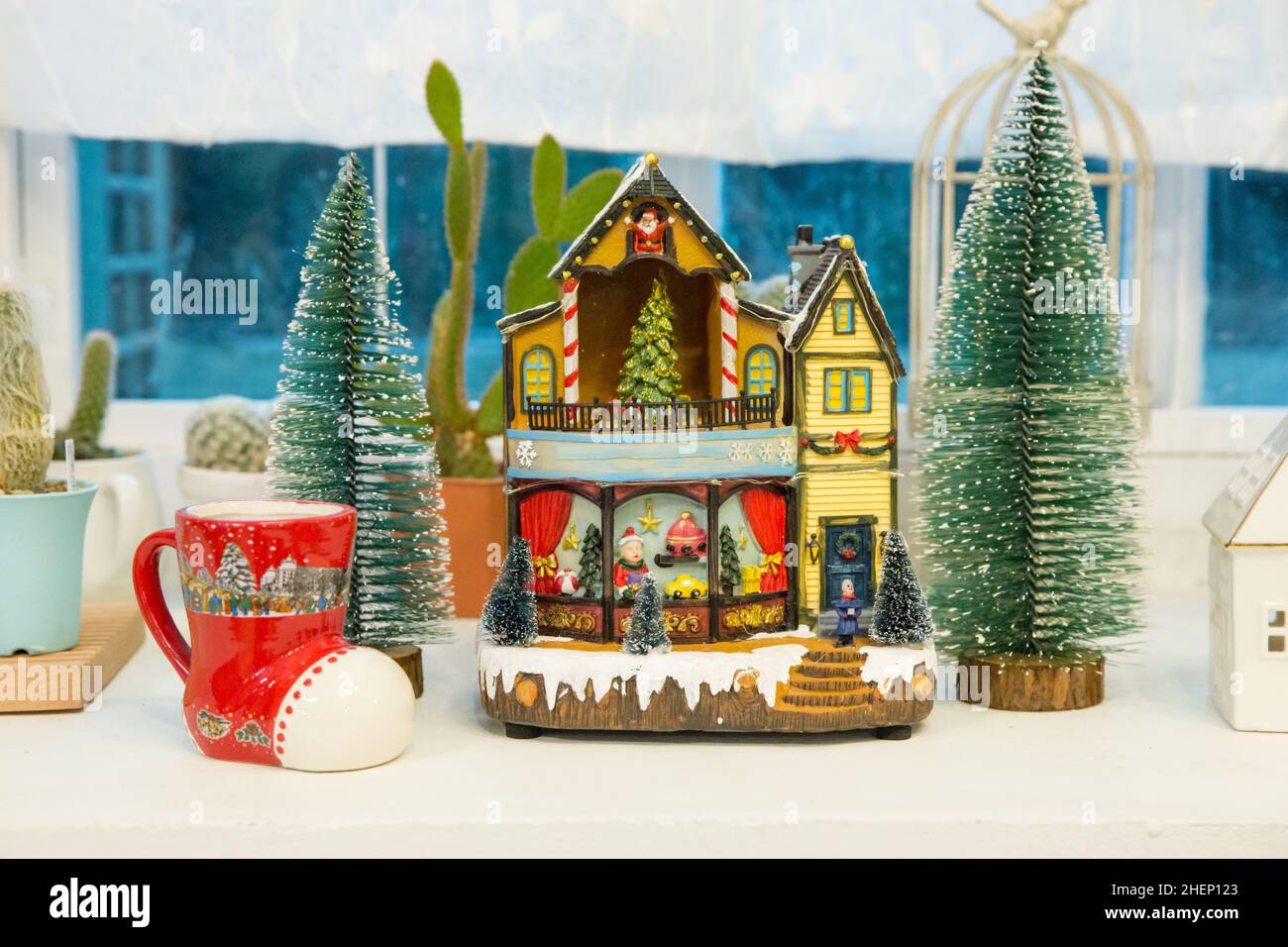 Modello casa Natale decorazione sfondo o saluti concetto, fuoco selettivo Foto Stock