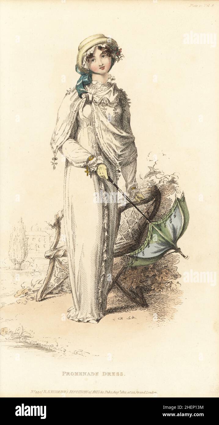 Regency donna passeggiando nel parco di una casa signorile. Abito Promenade di mussola jaconot rifinito con mussola intrecciata, mantello di Husky bianco satinato, cappello di paglia di Lavinia sopra un piccolo cappuccio di pizzo. Guanti, braccialetto rosario e ombrellone. Progettato da Milliner Mrs Elizabeth Gill, 1 Cork Street, Burlington Gardens. Targa 12, Vol. 8, Agosto 1 1812. Incisione in copperplate a mano forse di Thomas Uwins dal Rudolph Ackermann's Repository of Arts di Londra. Foto Stock
