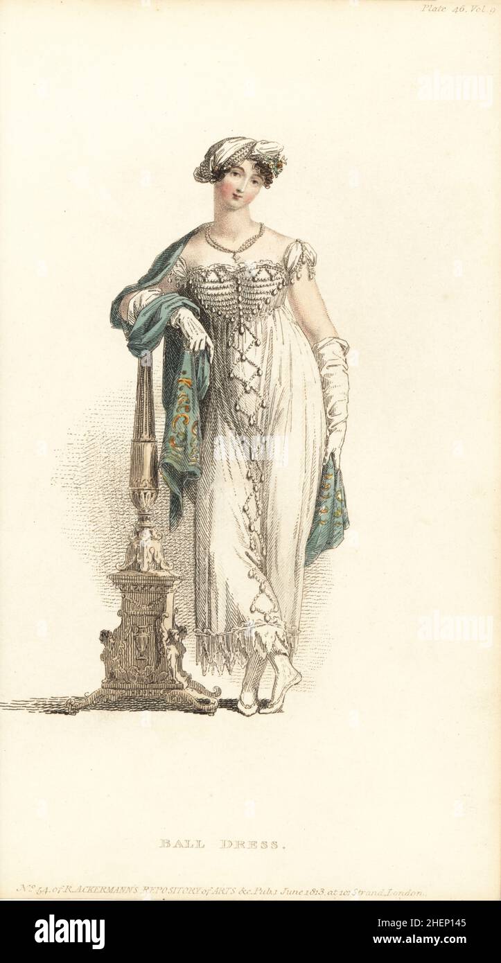 Donna reggenza in palla abito e turbante, 1813. Vestito greco di crepe lilla, pettico bianco satinato, corpino satinato decorato con perline, turban indiano di crepe glassato d'argento, collana perla e cardo, pantofole satinate, ventilatore d'avorio, sciarpa al limone. Targa 46, Vol. 9, Giugno 1 1813. Incisione in copperplate a mano di Thomas Uwins dal Rudolph Ackermann's Repository of Arts di Londra. Foto Stock