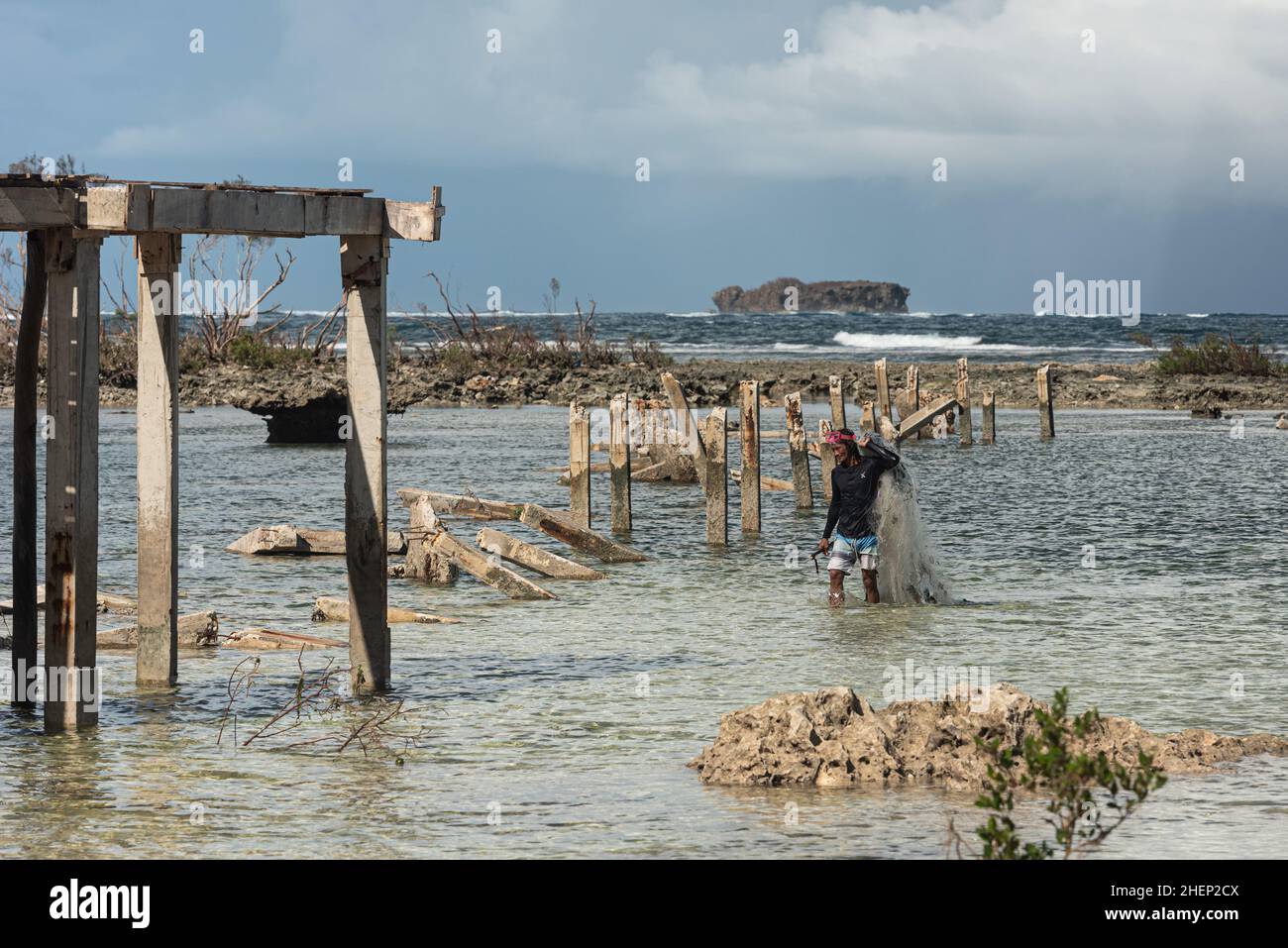 Isola di Siargao il giorno dopo il distruttivo Odette del tifone, le case rotte, le palme cadute del Coconut, la gente triste, l'alba e le strade piene di immondizia Foto Stock