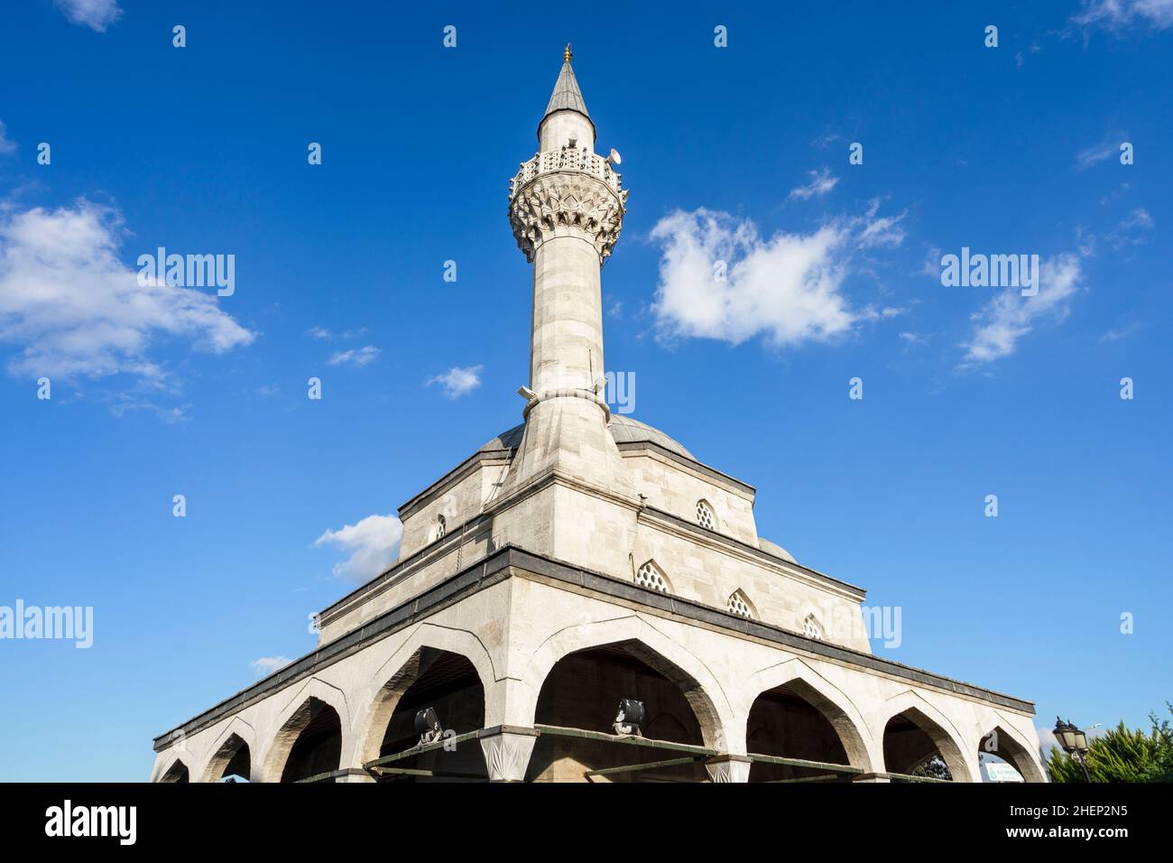 Moschea di SEMSI Pasha in una giornata di sole. La moschea di SEMSI Pasha è una moschea ottomana situata nel grande e densamente popolato distretto di Uskudar a Istanbul. Foto Stock