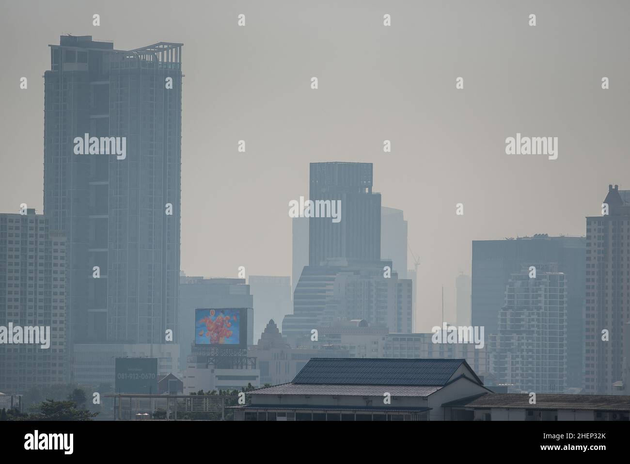 Bangkok, Tailandia. 11th Jan 2022. Una vista generale mostra alti edifici in condizioni di fumo dovute all'inquinamento dell'aria a Bangkok. Bangkok la capitale della Thailandia sta sperimentando una scarsa qualità dell'aria come particolato fine (PM 2,5) causato da fattori diversi come la combustione dei campi di raccolto e le emissioni di gas di scarico dei veicoli. (Foto di Peerapon Boonyakiat/SOPA Images/Sipa USA) Credit: Sipa USA/Alamy Live News Foto Stock