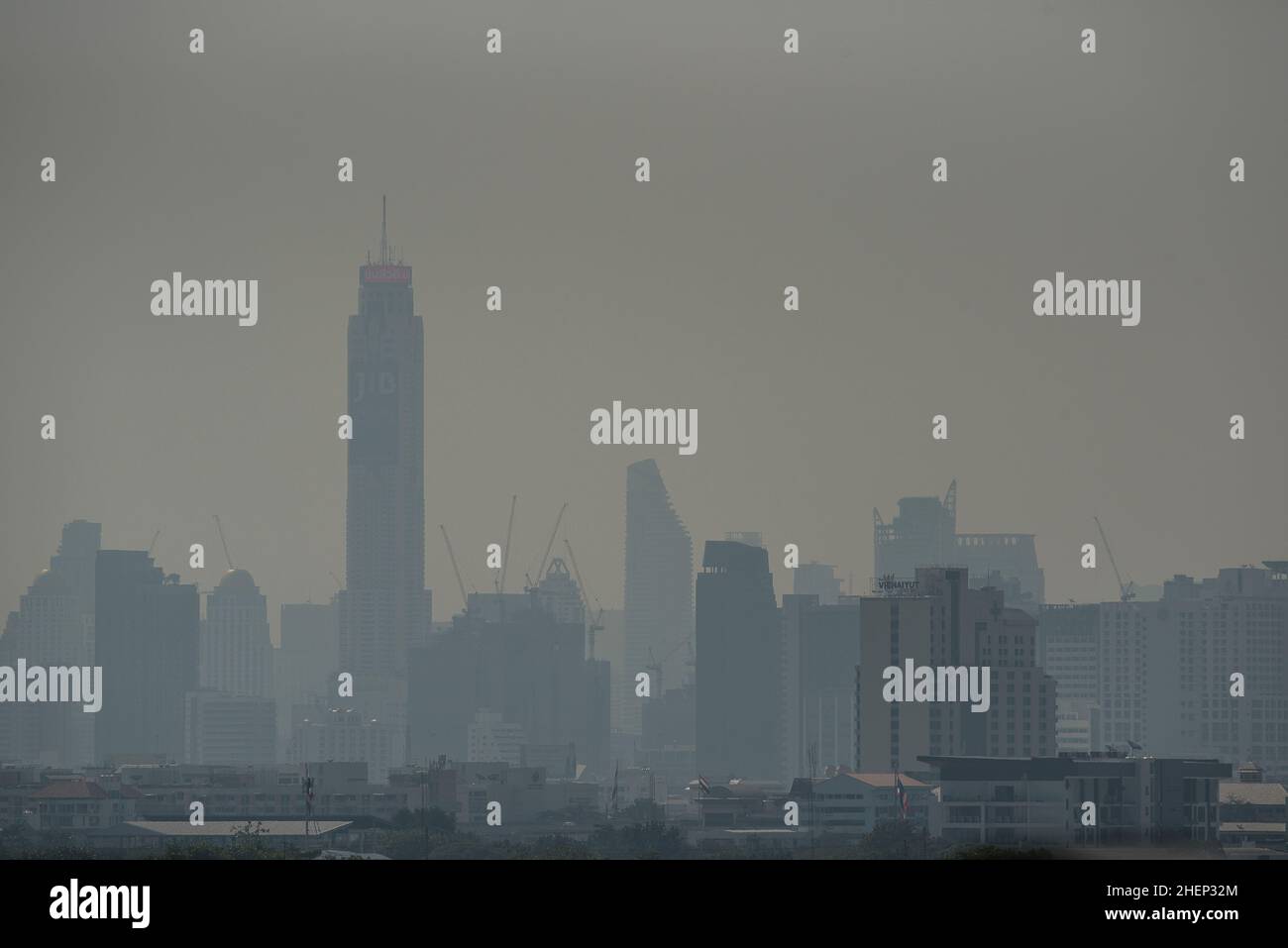 Bangkok, Tailandia. 11th Jan 2022. Una vista generale mostra alti edifici in condizioni di fumo dovute all'inquinamento dell'aria a Bangkok. Bangkok la capitale della Thailandia sta sperimentando una scarsa qualità dell'aria come particolato fine (PM 2,5) causato da fattori diversi come la combustione dei campi di raccolto e le emissioni di gas di scarico dei veicoli. (Foto di Peerapon Boonyakiat/SOPA Images/Sipa USA) Credit: Sipa USA/Alamy Live News Foto Stock