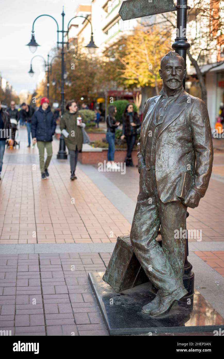 Vista sulla strada e statua del famoso scrittore, sognatore e viaggiatore del XIX secolo Aleko Konstantinov sul viale Vitosha a Sofia, Bulgaria, Europa Foto Stock