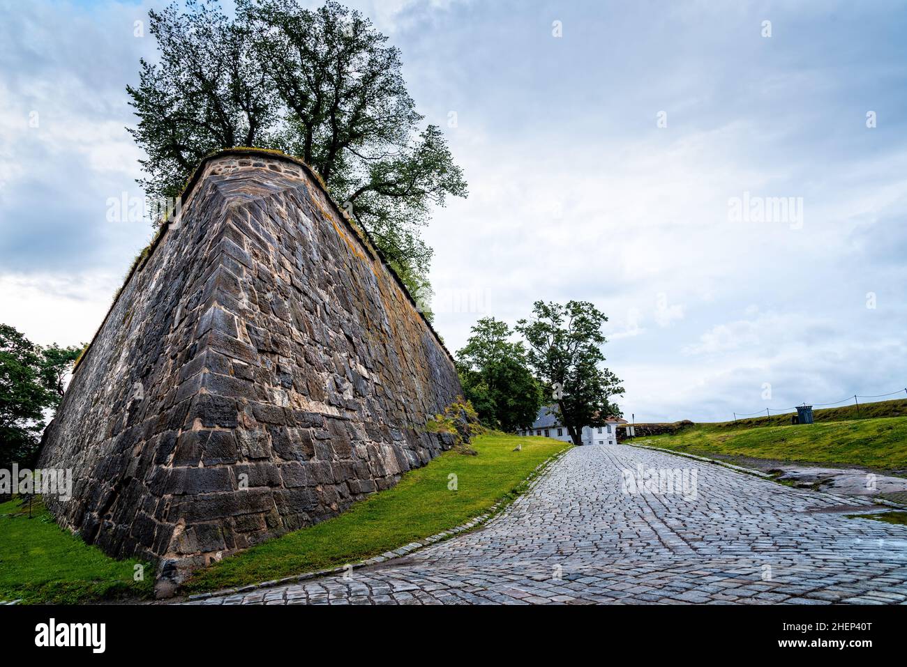 La storica fortezza di Akershus a Oslo. Vista dei bastioni un giorno nuvoloso d'estate Foto Stock