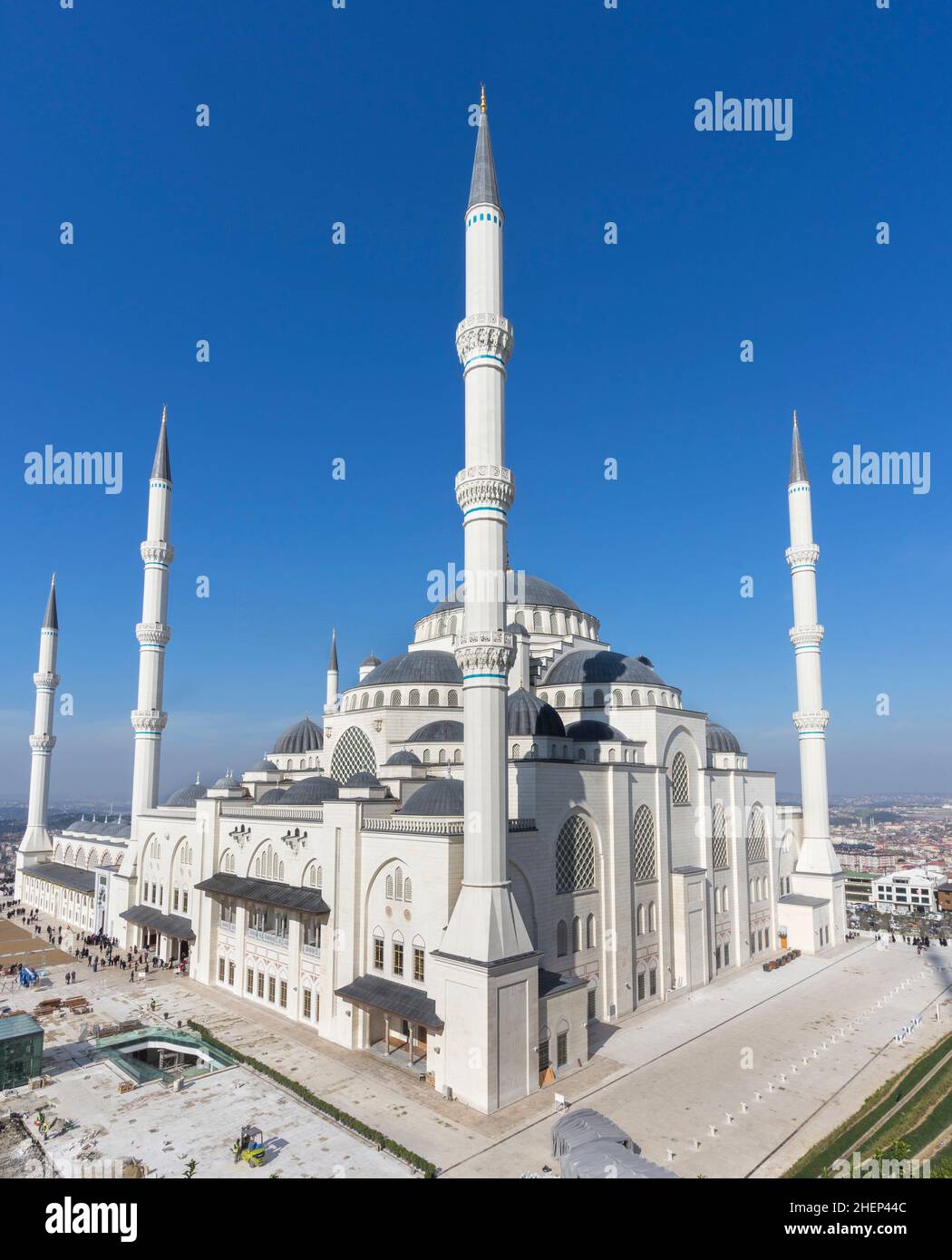 I minareti di una moschea di Camlica incredibilmente bella nel cielo limpido della sorgente di Istanbul. Foto Stock