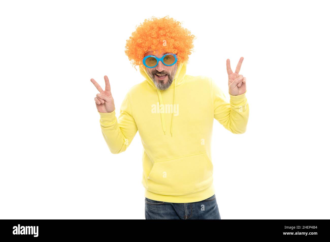 Solo cool dude. Pazzo uomo mostrare segni di pace. Moda cool. Aspetto nerdy. Capelli bunky wig Foto Stock