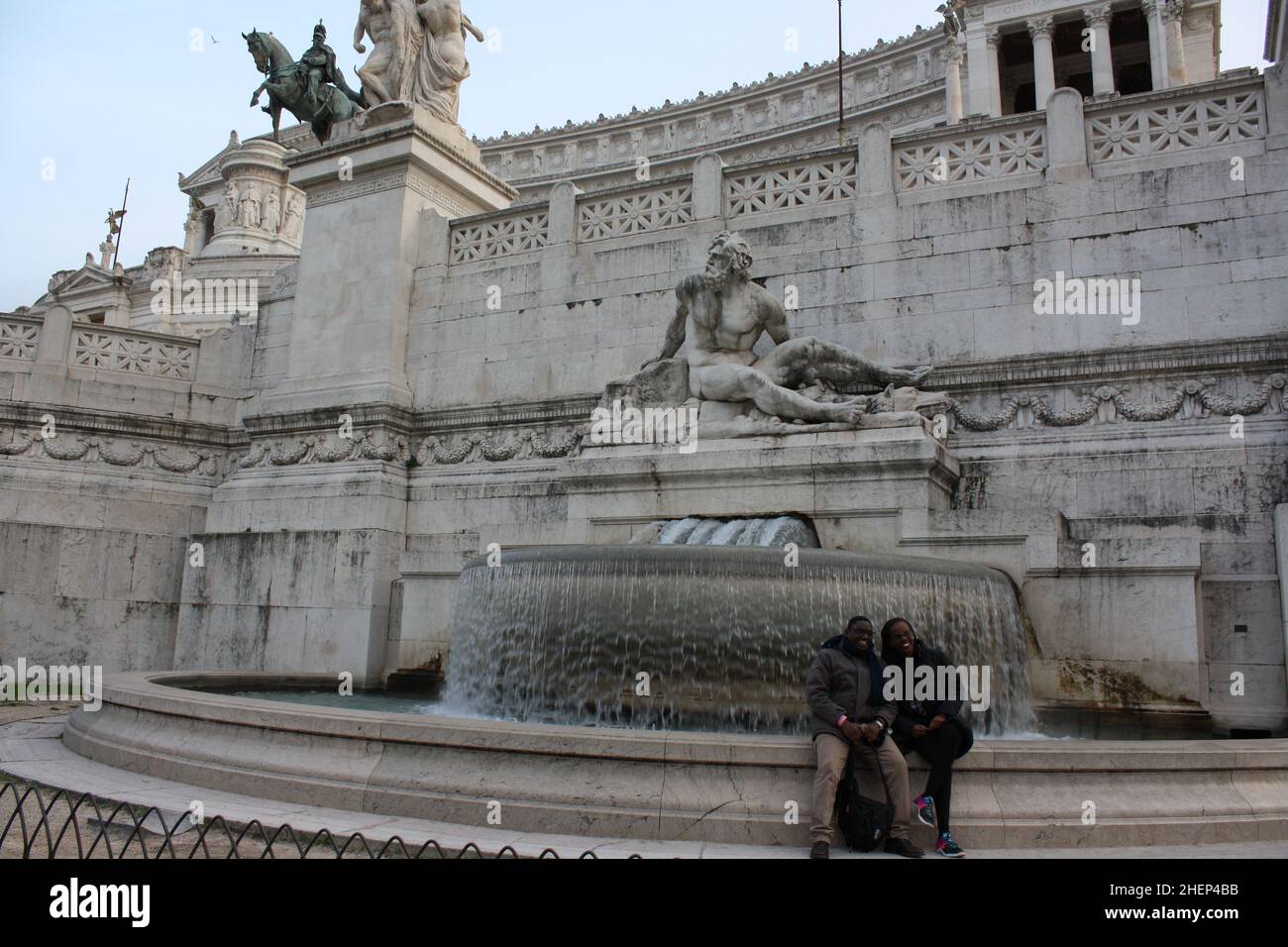 Un sorridente paio di neri trascorre delle vacanze a Roma Foto Stock
