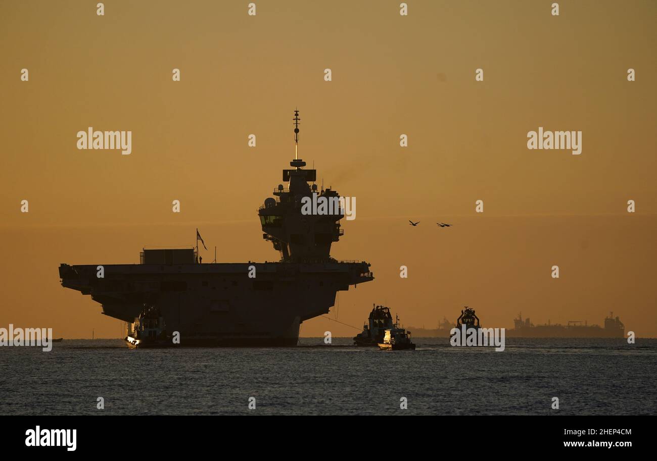 La portaerei Royal Navy HMS Prince of Wales lascia Portsmouth Harbour mentre salpa per gli esercizi. Per il prossimo anno sarà la nave da comando della NATO, dopo che la Royal Navy si è presa in carico della task force marittima di reazione rapida della NATO formata per affrontare i grandi incidenti in tutto il mondo. Data foto: Mercoledì 12 gennaio 2022. Foto Stock