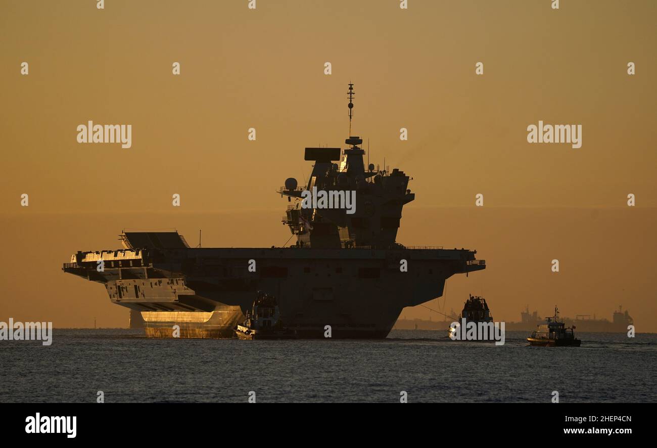 La portaerei Royal Navy HMS Prince of Wales lascia Portsmouth Harbour mentre salpa per gli esercizi. Per il prossimo anno sarà la nave da comando della NATO, dopo che la Royal Navy si è presa in carico della task force marittima di reazione rapida della NATO formata per affrontare i grandi incidenti in tutto il mondo. Data foto: Mercoledì 12 gennaio 2022. Foto Stock