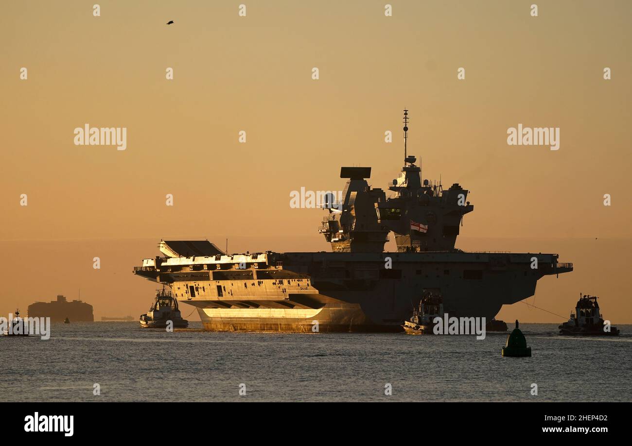 La portaerei Royal Navy HMS Prince of Wales lascia Portsmouth Harbour mentre salpa per gli esercizi. Per il prossimo anno sarà la nave da comando della NATO, dopo che la Royal Navy si è presa in carico della task force marittima di reazione rapida della NATO formata per affrontare i grandi incidenti in tutto il mondo. Data foto: Mercoledì 12 gennaio 2022. Foto Stock