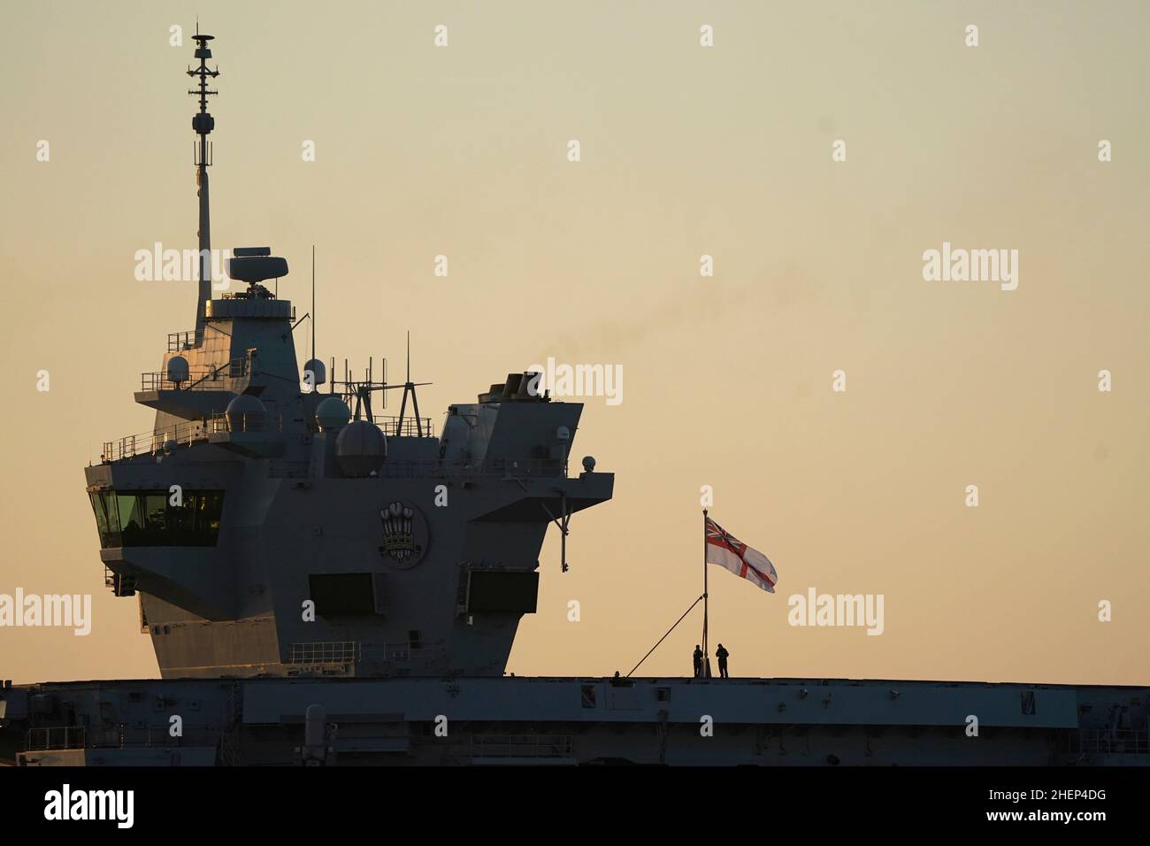 La portaerei Royal Navy HMS Prince of Wales lascia Portsmouth Harbour mentre salpa per gli esercizi. Per il prossimo anno sarà la nave da comando della NATO, dopo che la Royal Navy si è presa in carico della task force marittima di reazione rapida della NATO formata per affrontare i grandi incidenti in tutto il mondo. Data foto: Mercoledì 12 gennaio 2022. Foto Stock