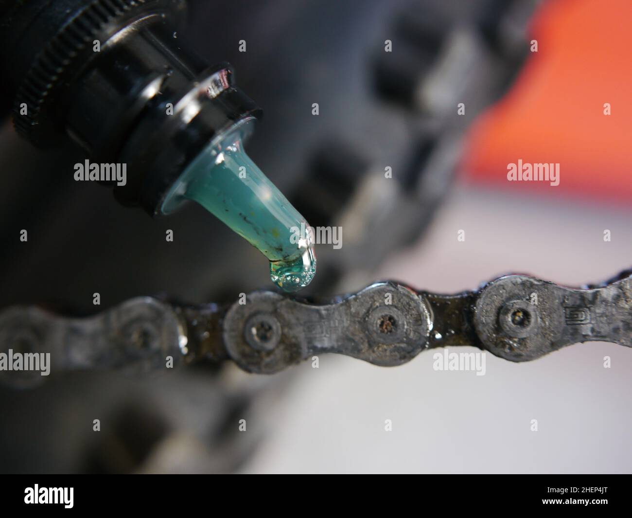 L'uomo anziano le mani spruzzano una bicicletta, facendo manutenzione Foto Stock