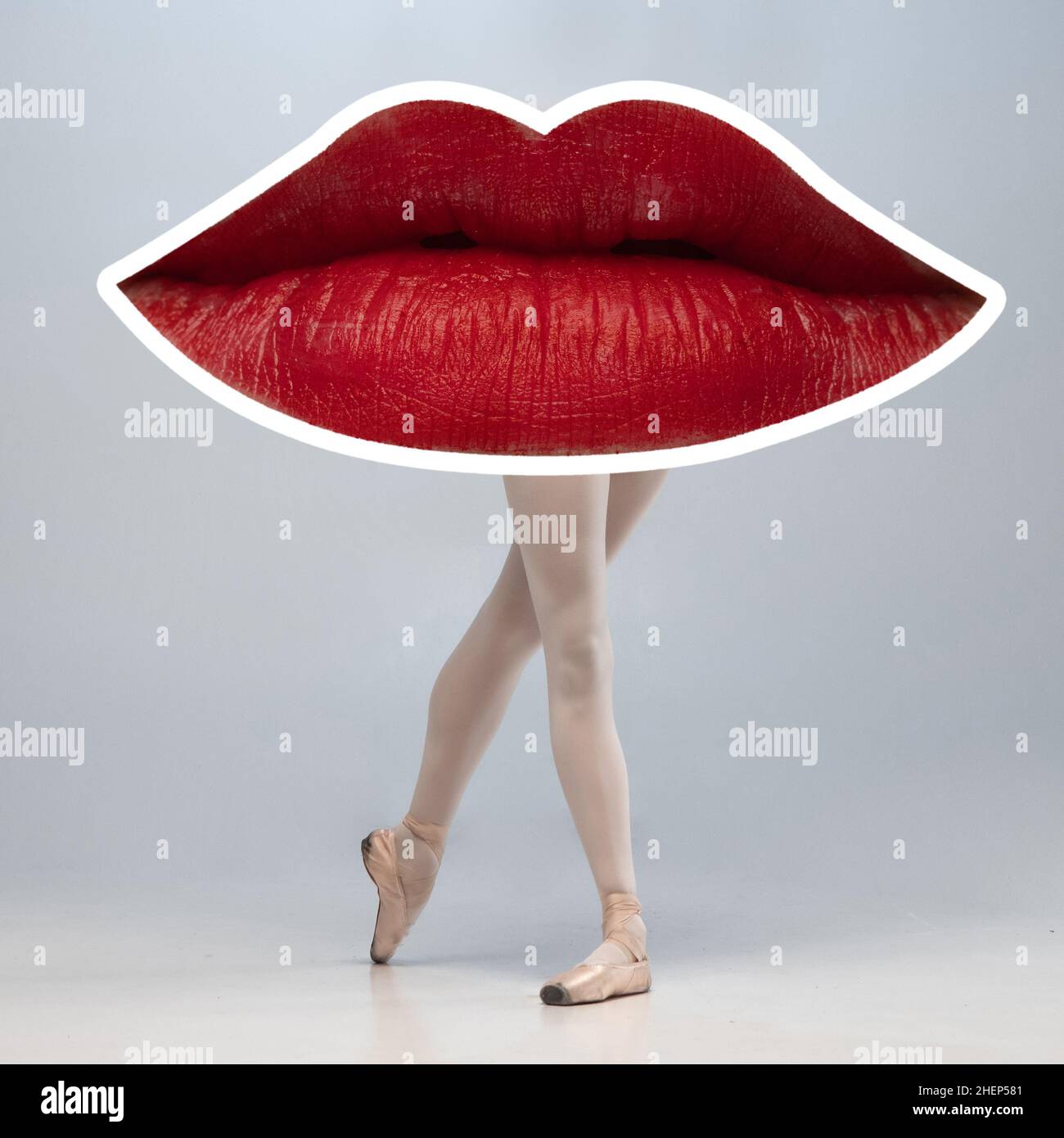 Collage d'arte contemporanea. Ispirazione, idea, stile alla moda della rivista urban. Bocca femmina grande con rossetto rosso brillante sulle gambe della ballerina Foto Stock
