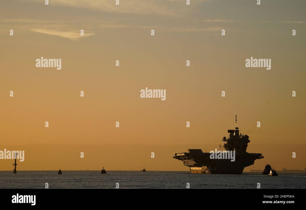 La portaerei Royal Navy HMS Prince of Wales lascia Portsmouth Harbour mentre salpa per gli esercizi. Per il prossimo anno sarà la nave da comando della NATO, dopo che la Royal Navy si è presa in carico della task force marittima di reazione rapida della NATO formata per affrontare i grandi incidenti in tutto il mondo. Data foto: Mercoledì 12 gennaio 2022. Foto Stock