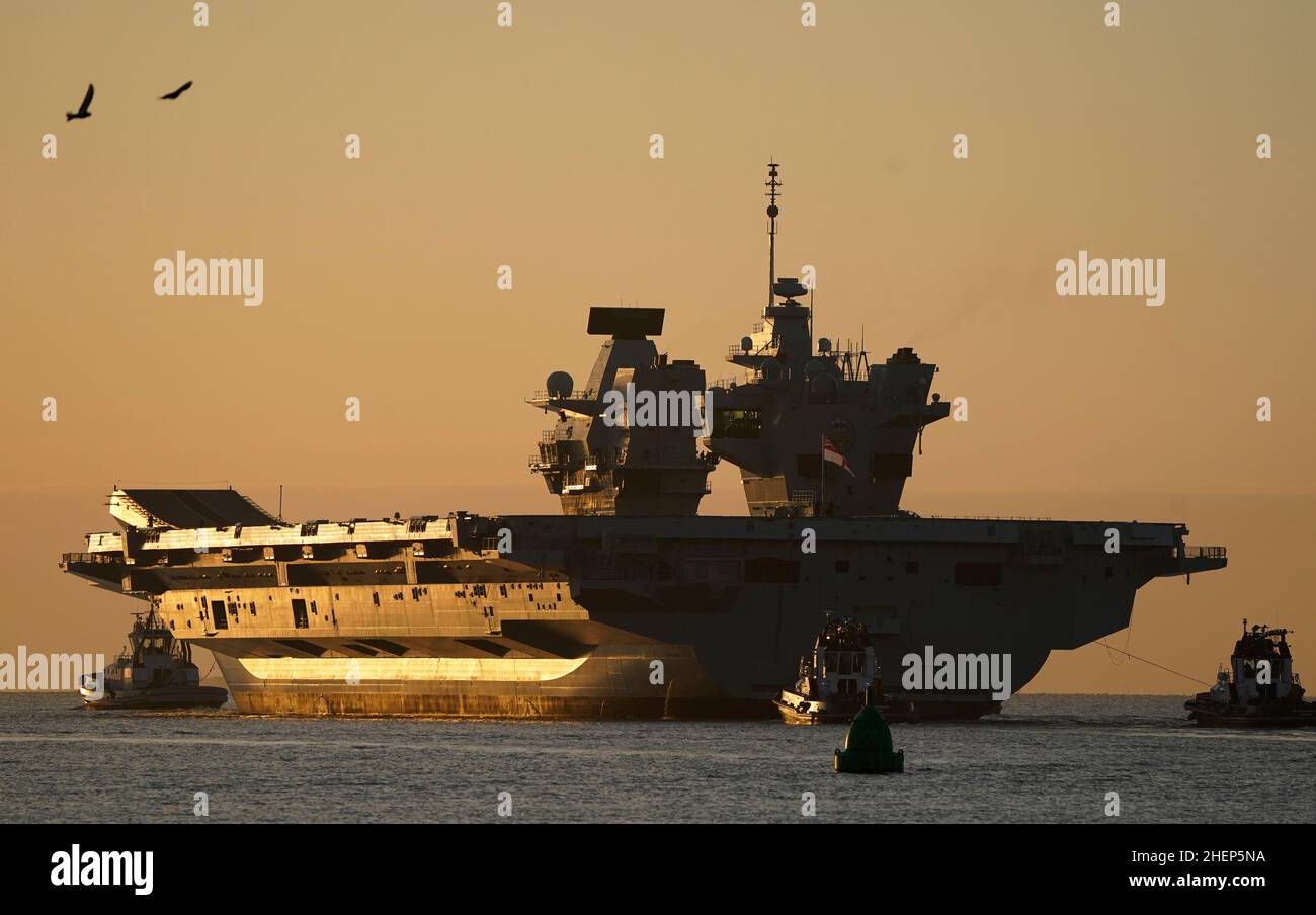 La portaerei Royal Navy HMS Prince of Wales lascia Portsmouth Harbour mentre salpa per gli esercizi. Per il prossimo anno sarà la nave da comando della NATO, dopo che la Royal Navy si è presa in carico della task force marittima di reazione rapida della NATO formata per affrontare i grandi incidenti in tutto il mondo. Data foto: Mercoledì 12 gennaio 2022. Foto Stock