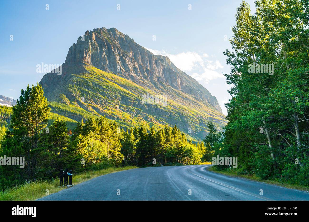 Bellissimo paesaggio a Swiftcurrent Lago quando sunrise in molti area ghiacciaio ,Montana è il Parco Nazionale di Glacier,Montana,Stati Uniti d'America. Foto Stock