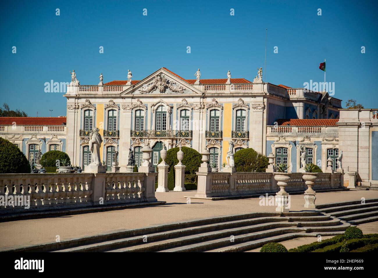 Il parco e i giardini del Palacio National de Quelez nella città di Quelez a nord-ovest della città di Lisbona in Portogallo. Portogallo, Lisbona, ottobre 2 Foto Stock