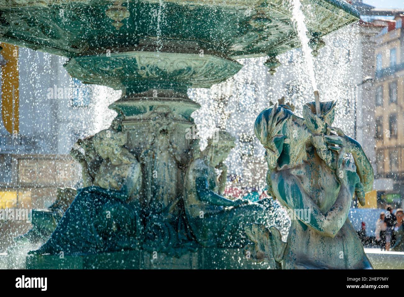 La Fontana con le statue della Sirenetta di Piazza Rossia a Baixa nella città di Lisbona in Portogallo. Portogallo, Lisbona, ottobre 2021 Foto Stock