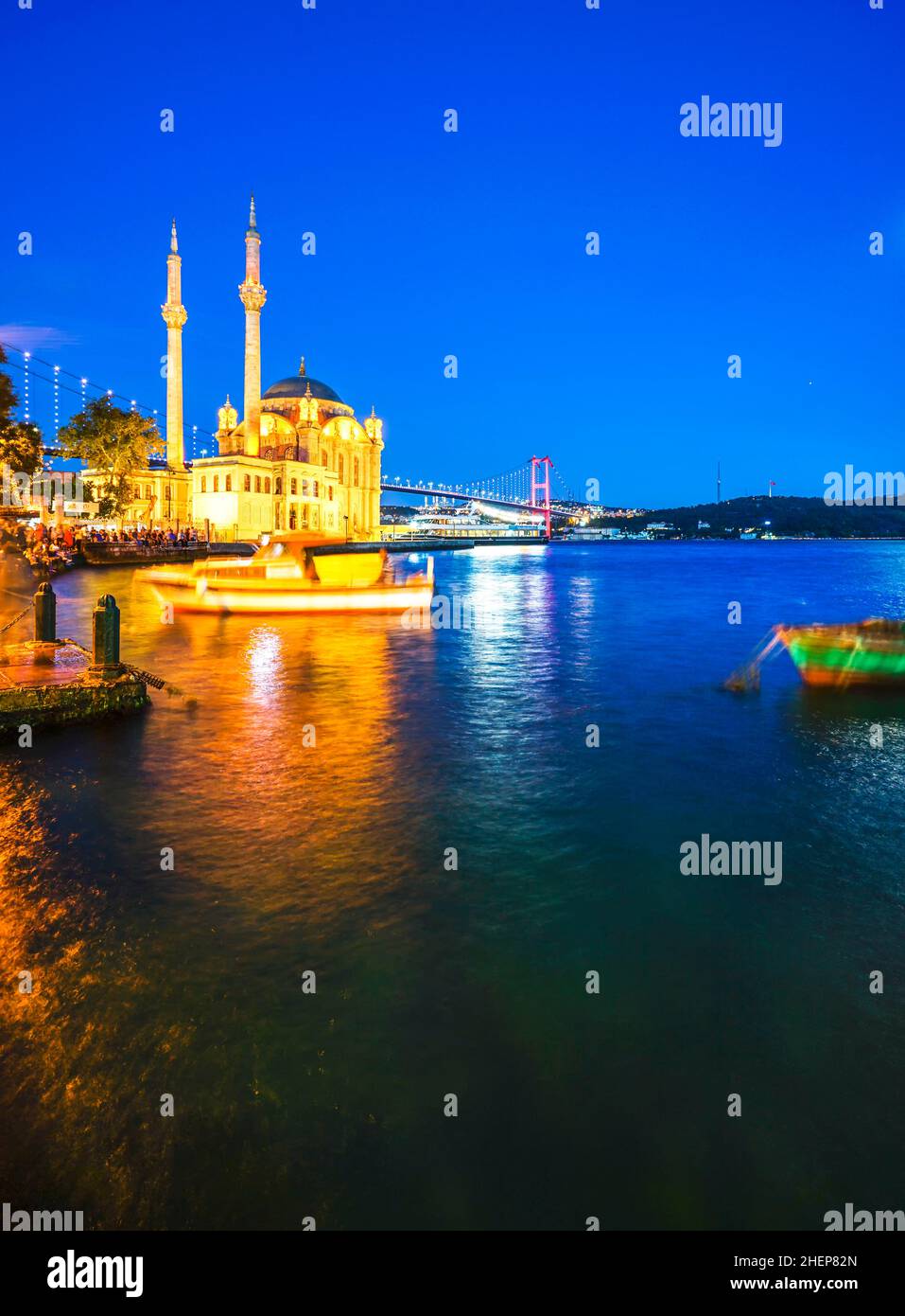 Vista notturna della moschea di Ortakoy a Istanbul. Foto Stock
