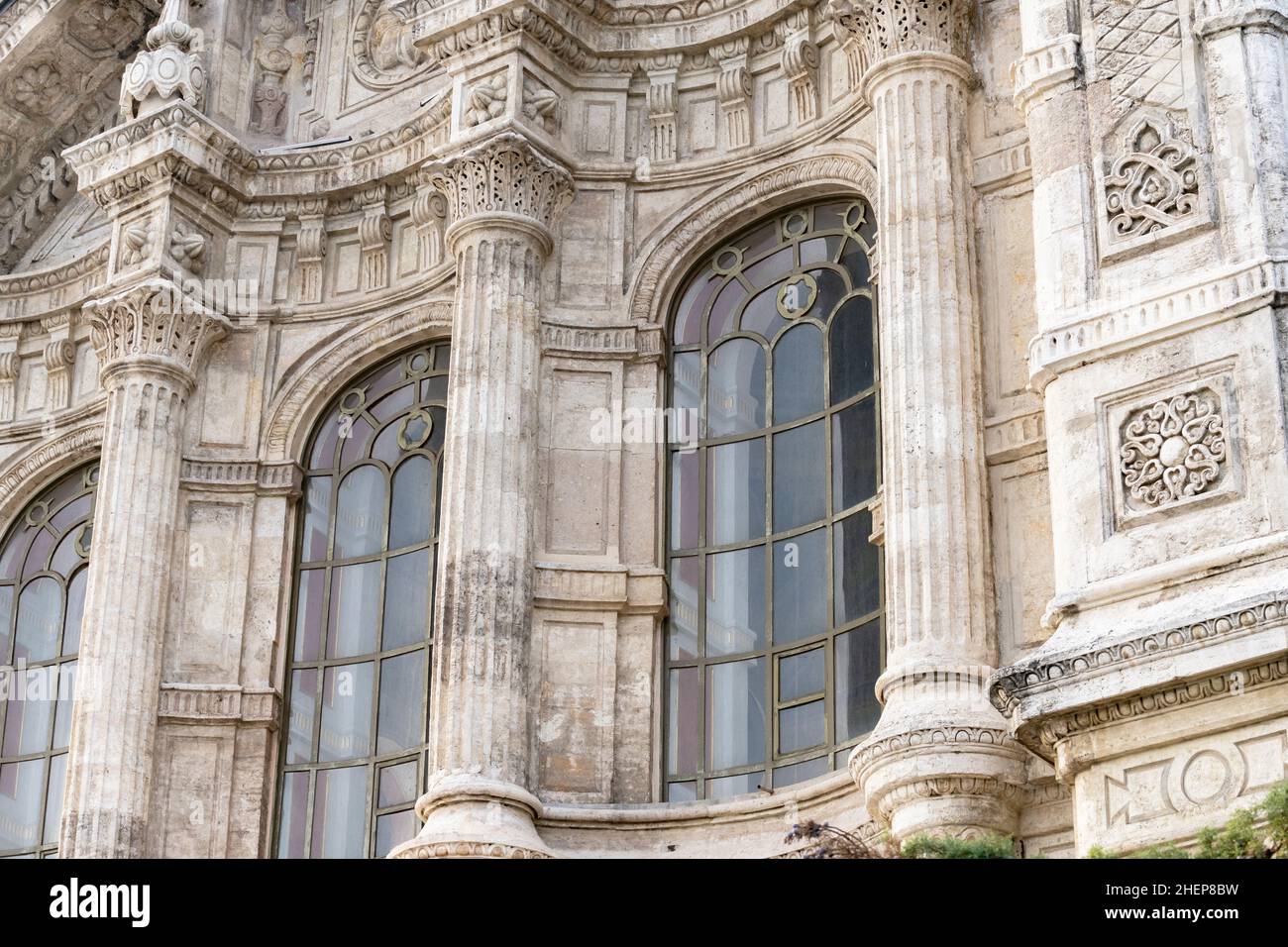 Vista ravvicinata delle finestre decorative nel cortile della moschea di Ortakoy a Istanbul, Turchia. Foto Stock