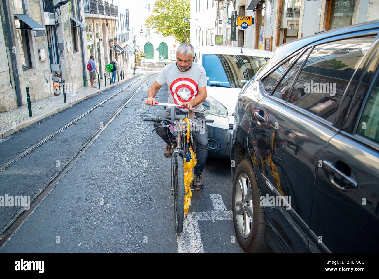 Un macinacaffè a coltello lavoro su una bicicletta a Chiado nella città di Lisbona in Portogallo. Portogallo, Lisbona, ottobre 2021 Foto Stock