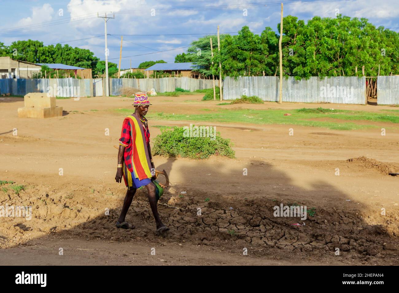 Gli uomini etiopi nei vestiti africani tradizionali che ritornano dalla fattoria solo sulla strada rurale Foto Stock