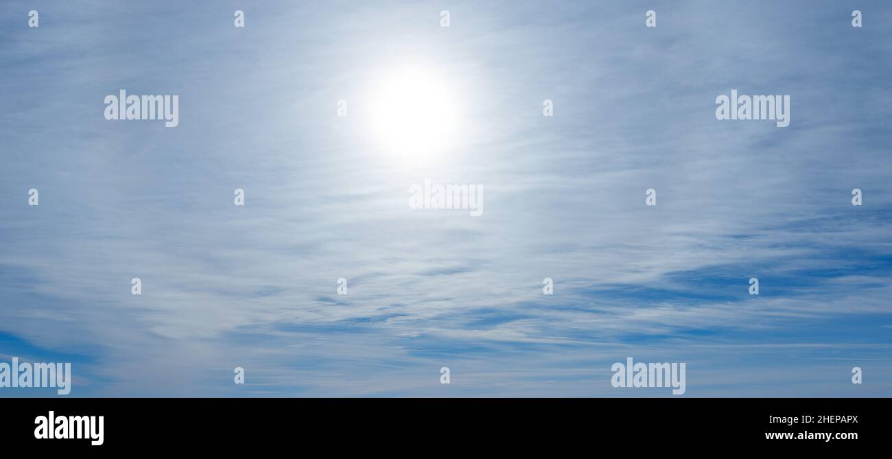 sole sul cielo blu Foto Stock