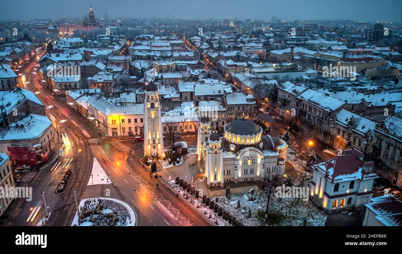 Veduta notturna aerea con la chiesa ortodossa dal distretto Iosefin di Timisoara. Foto scattata il 9th di Gennaio 2022 a Timisoara, Contea di Timis, Romania. Foto Stock