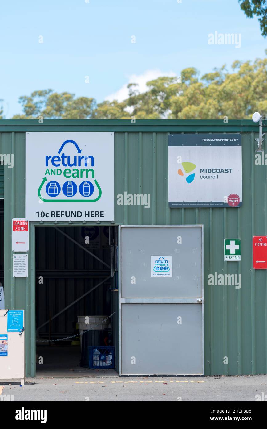 Il sito Return and Earn per il riciclaggio di bottiglie di plastica e vetro a Tuncurry, nella regione del nuovo Galles del Sud, Australia Foto Stock