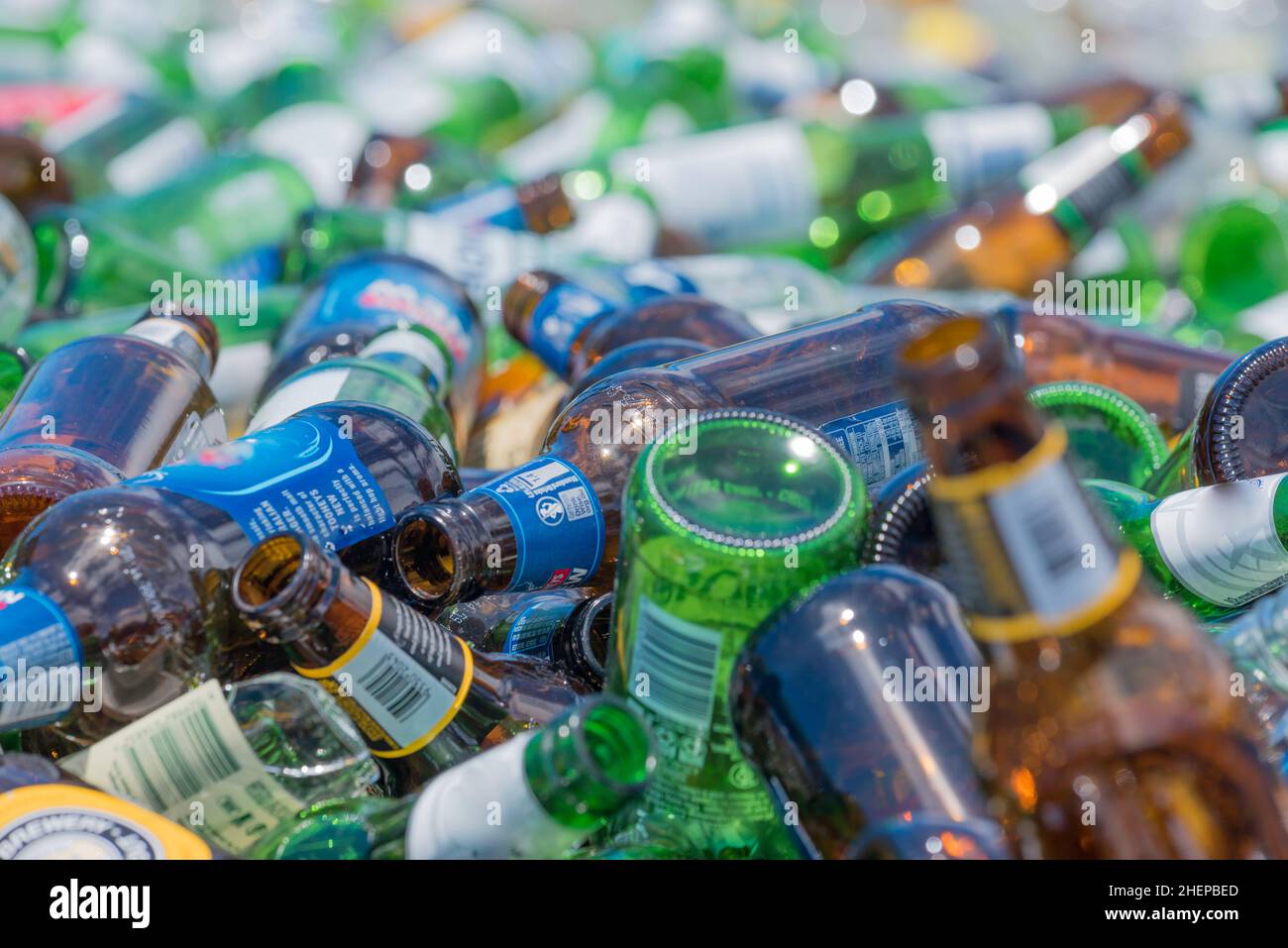 Una pila o pila di bottiglie di vetro vuote, trasparenti e colorate, in attesa di essere spedite per il riciclaggio nel nuovo Galles del Sud, Australia Foto Stock