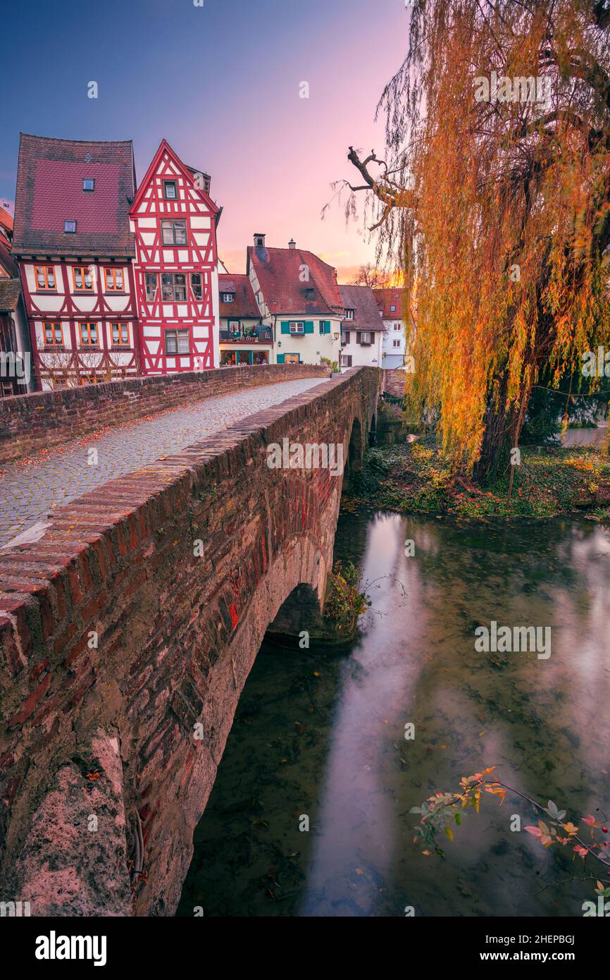 Ulm, Germania. Immagine del paesaggio urbano della strada della città vecchia di Ulm, Germania, con la tradizionale architettura bavarese al tramonto d'autunno. Foto Stock