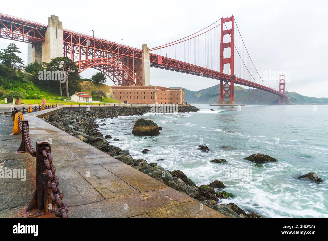 Il ponte Golden Gate, visto all'alba, San Francisco, California. Foto Stock