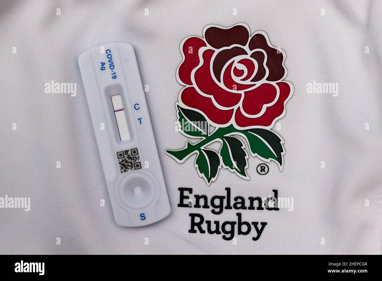 Covid-19 prova di flusso laterale su una maglia di rugby inglese Foto Stock