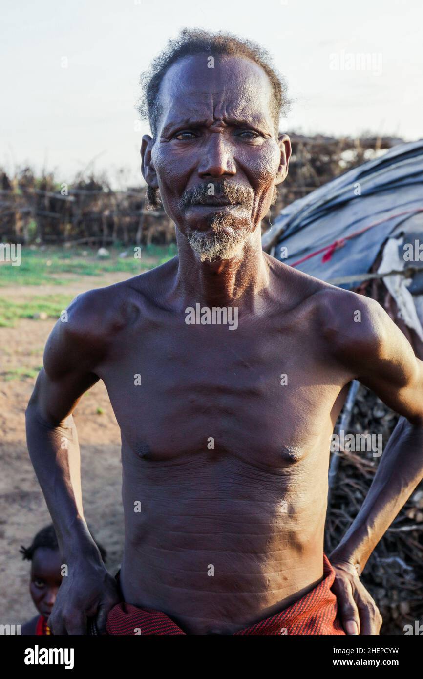 Dassanech Tribe Man nel villaggio locale Foto Stock