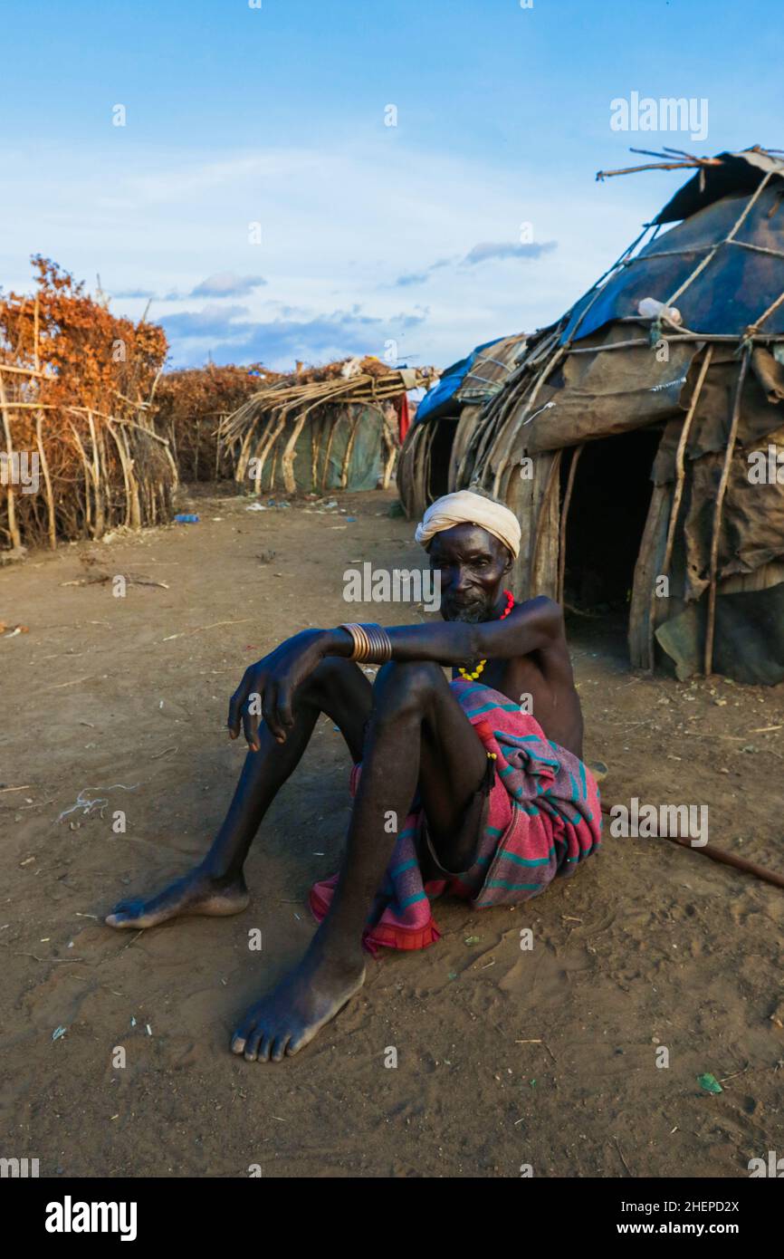 Dassanech Tribe Old Man con tradizionale collana luminosa e Turban bianco nel villaggio locale Foto Stock