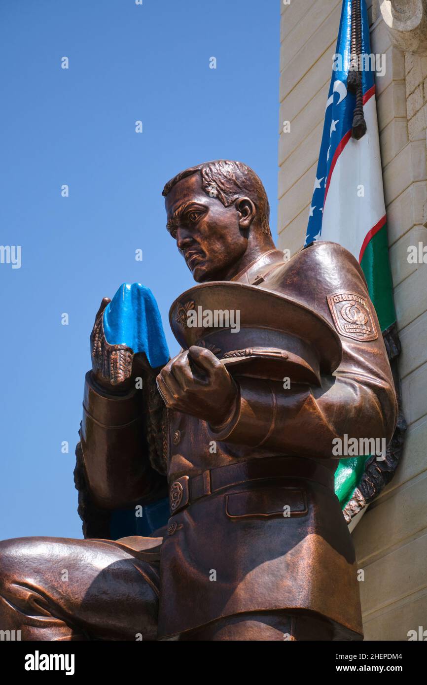 Soldato di bronzo inginocchiato con bandiera, parte della statua del giuramento della Patria. Al Museo di Stato delle forze Armate della Repubblica di Uzbekistan in Foto Stock