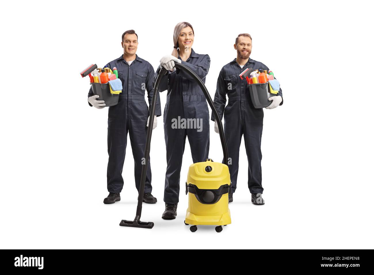 Team di aspirapolvere professionali in uniformi con aspirapolvere e prodotti per la pulizia isolati su sfondo bianco Foto Stock