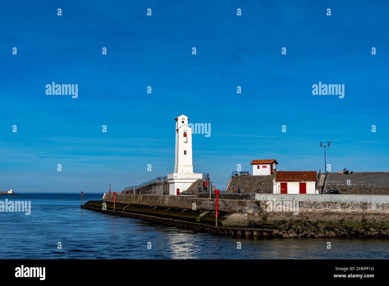 Faro doppio, phare, di André Pavlovsky a Ciboure e Saint Jean de Luz nei Paesi Baschi francesi, Pirinei Atlantique, costruito nel 1936. Foto Stock