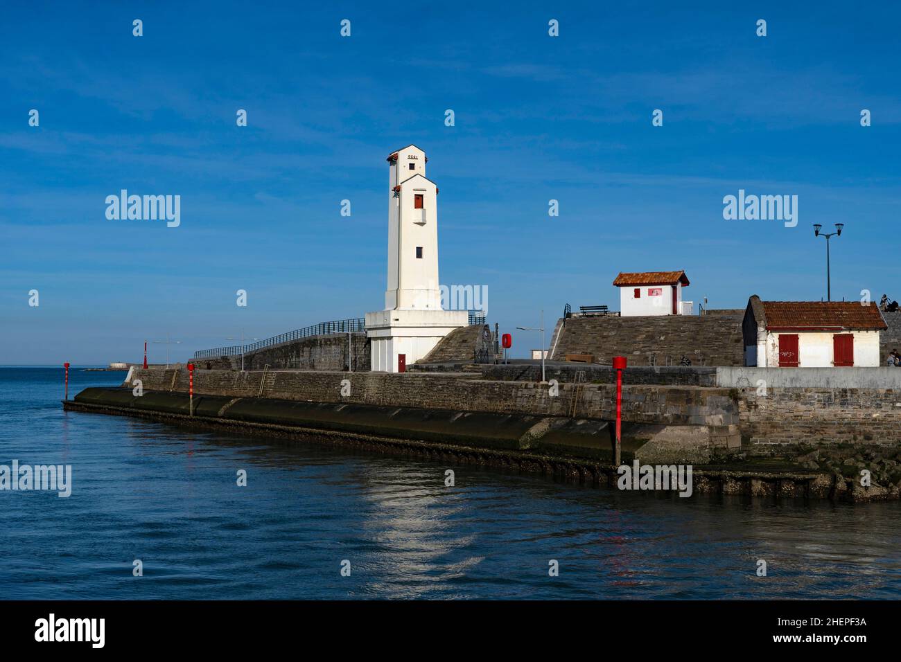 Faro doppio, phare, di André Pavlovsky a Ciboure e Saint Jean de Luz nei Paesi Baschi francesi, Pirinei Atlantique, costruito nel 1936. Foto Stock