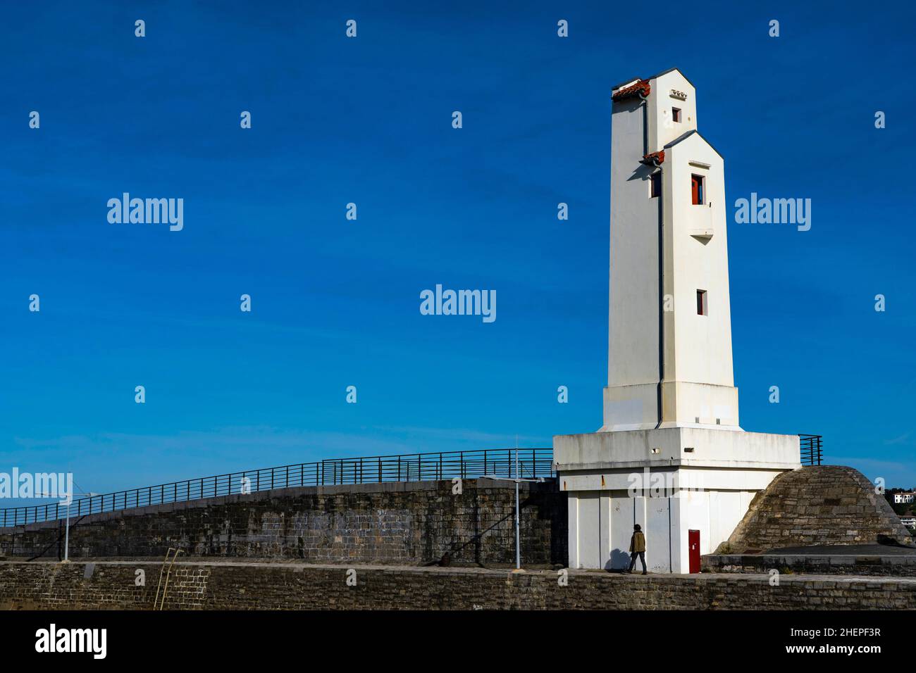 Faro doppio, phare, di André Pavlovsky a Ciboure e Saint Jean de Luz nei Paesi Baschi francesi, Pirinei Atlantique, costruito nel 1936. Foto Stock