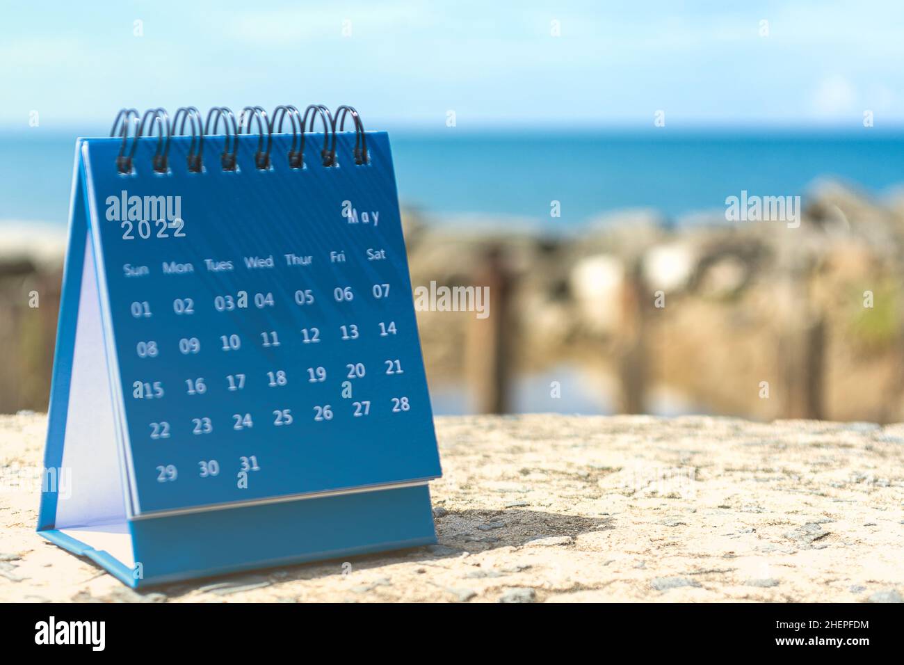 Blu 2022 maggio calendario su sfondo sfocato dell'oceano blu Foto Stock