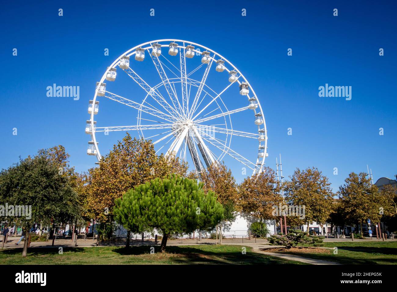 Ruota panoramica nel vecchio porto di la Rochelle, Francia Foto Stock