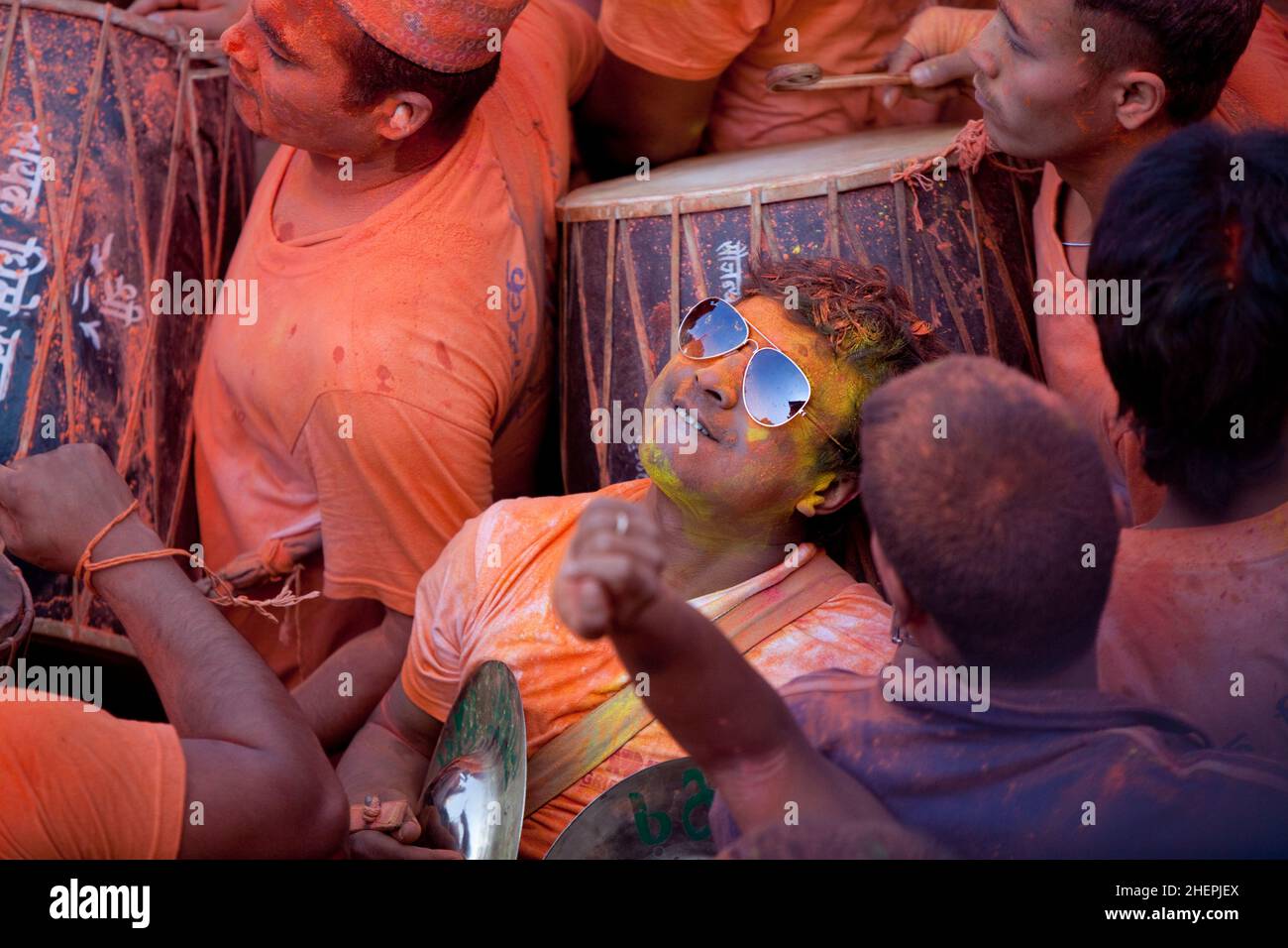 Un volto nella folla che sperimenta gioia durante il Sindoor Jatra (Vermillion Festival) - parte del nuovo anno nepalese (Bisket Jatra) a Bhaktapur. Foto Stock